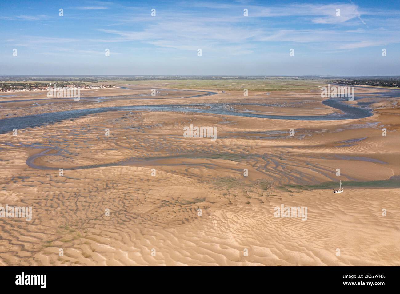 France, somme (80), Baie de somme, le Hourdel, Voiliers échoués dans la baie entre deux marées... Une immense plage pour vous ! (vue aérienne) Banque D'Images