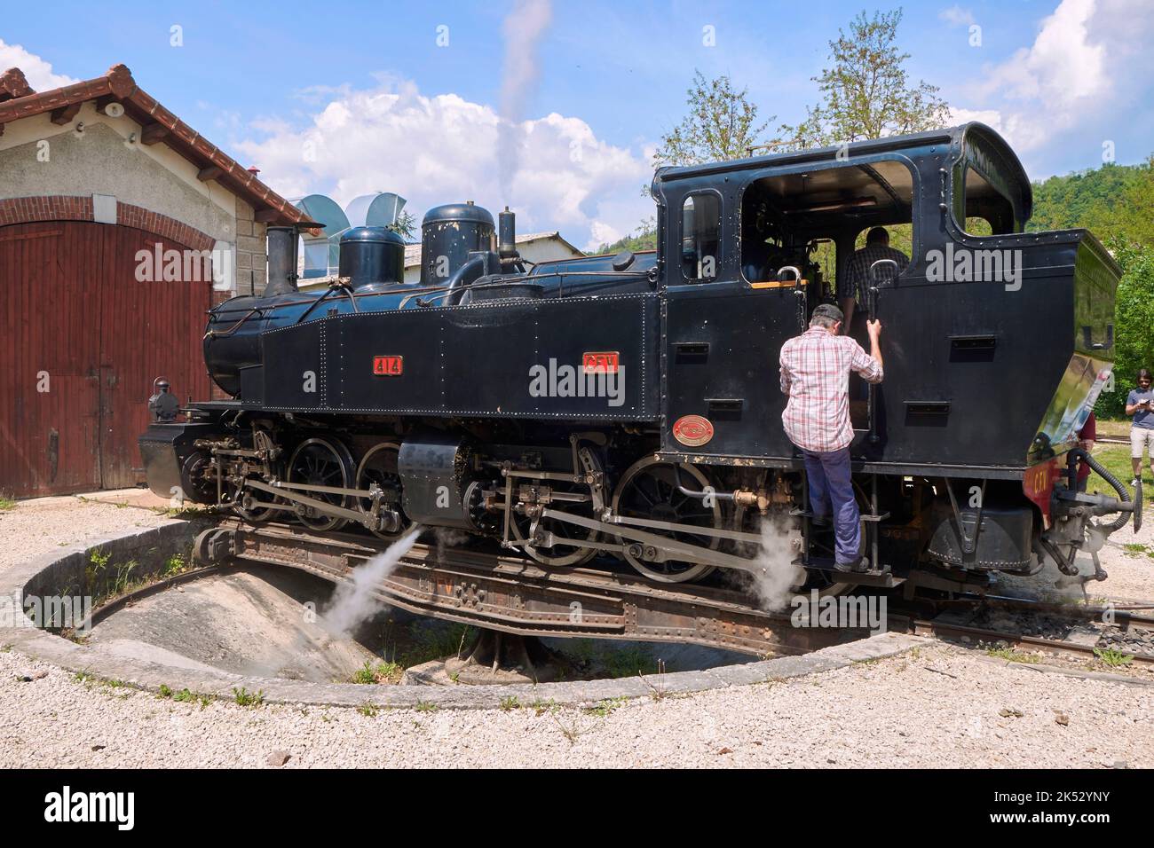 France, Ardèche, Lamastre, chemin de fer de l'ivarais, train à vapeur de l'Ardèche, Le Mastrou, la locomotive de 44 tonnes, est retournée manuellement sur le pont tournant à la Banque D'Images