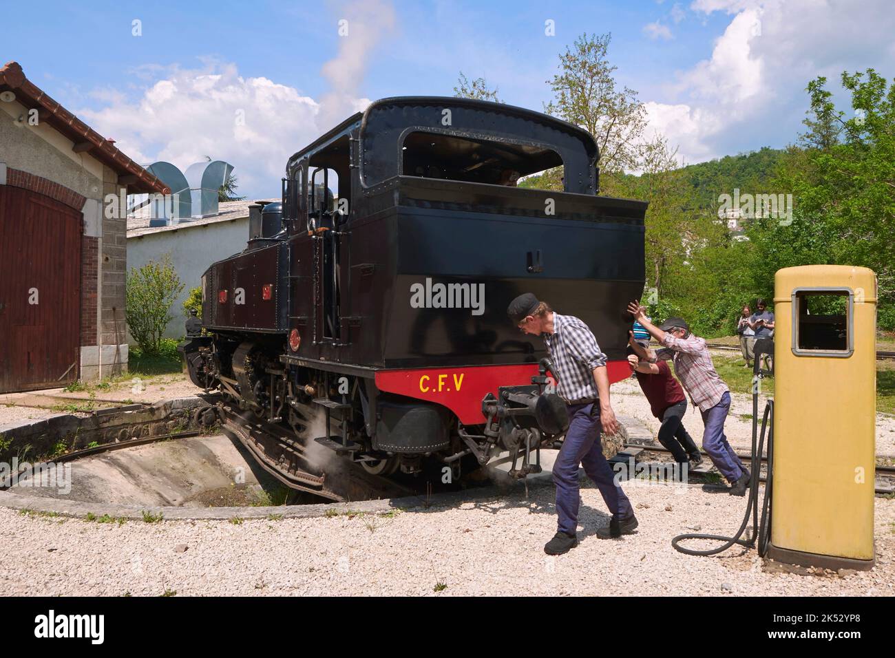 France, Ardèche, Lamastre, chemin de fer de l'ivarais, train à vapeur de l'Ardèche, Le Mastrou, la locomotive de 44 tonnes, est retournée manuellement sur le pont tournant à la Banque D'Images