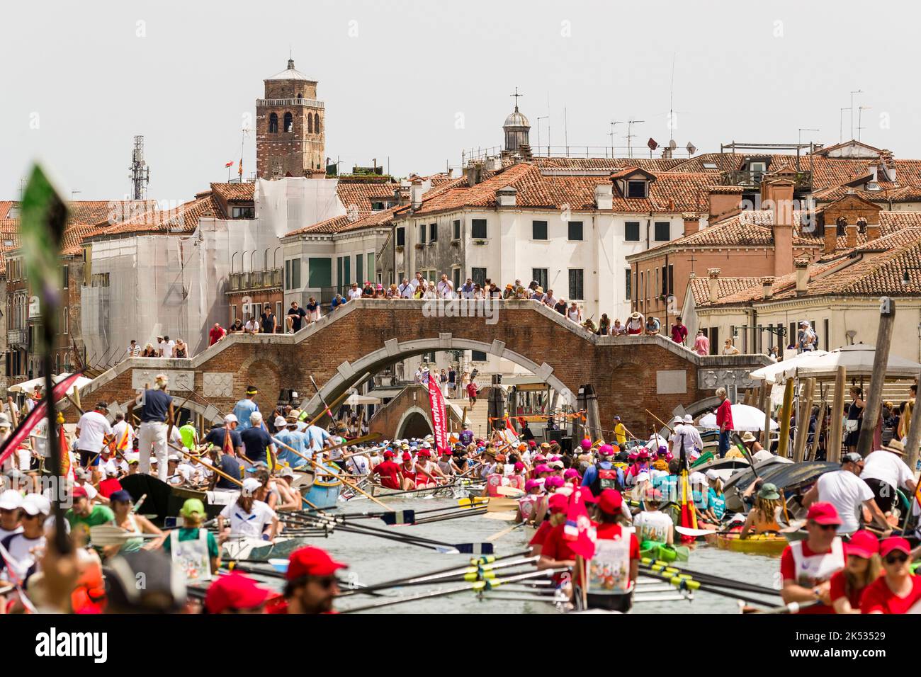 Italie, Venise, classée au patrimoine mondial de l'UNESCO, la Vogalonga est une régate d'aviron de 32 km qui réunit environ 1 800 bateaux et 8 000 rameurs Banque D'Images