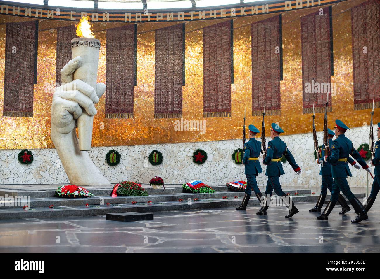 Volgograd, Russie - 16 mai 2022 : flamme éternelle. Mémorial de guerre aux héros de la bataille de Stalingrad. Mamaev Hill, soldats à la poste Banque D'Images