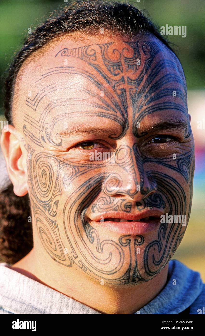 Nouvelle-Zélande, Île du Nord, Waitangi, tatouage facial d'un maori Banque D'Images