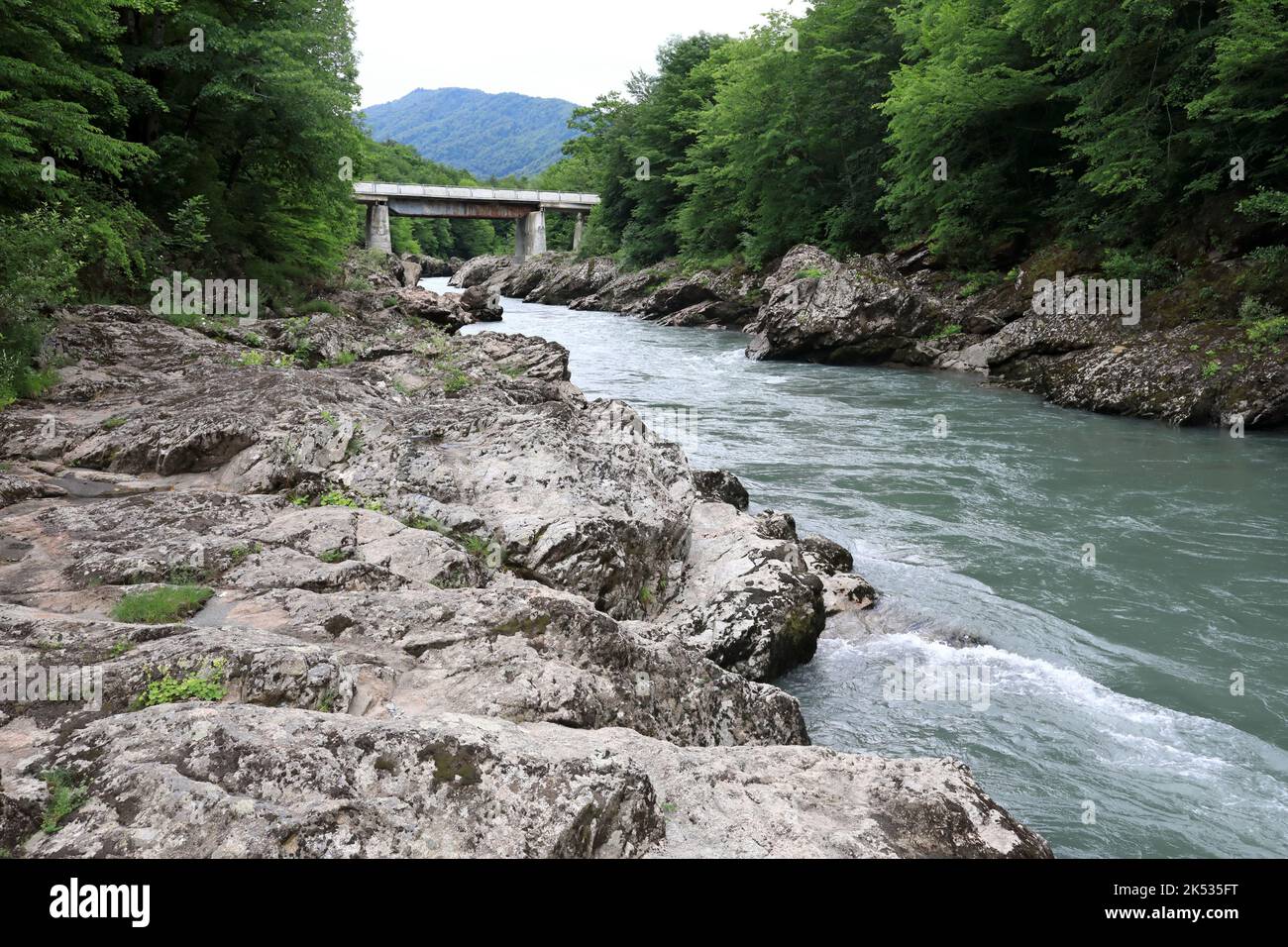 Paysage de la rivière Belaya orageux dans les gorges de granit, Adygea Banque D'Images