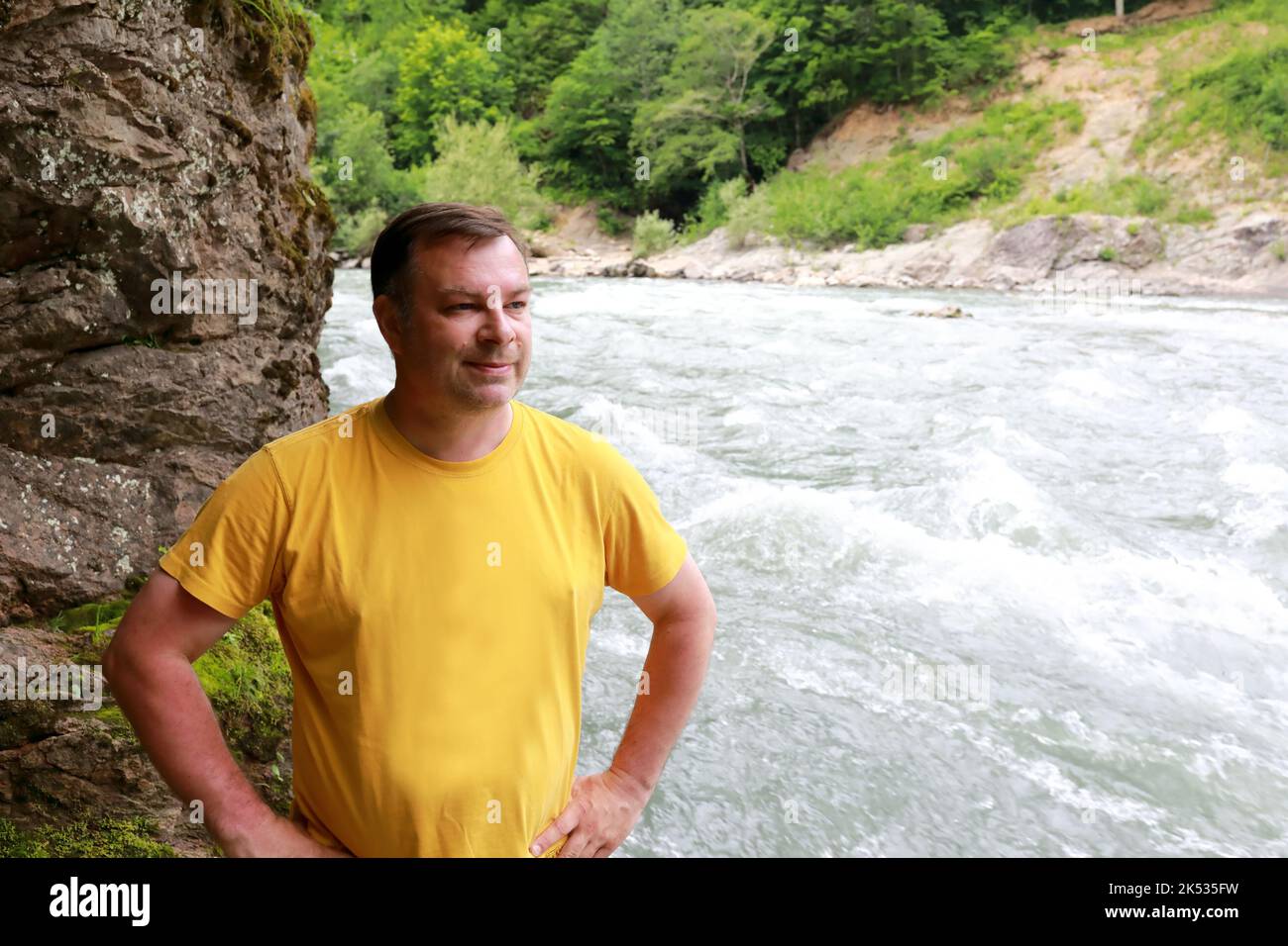 Homme sur la rive de la rivière Belaya dans la gorge de granit, Adygea Banque D'Images