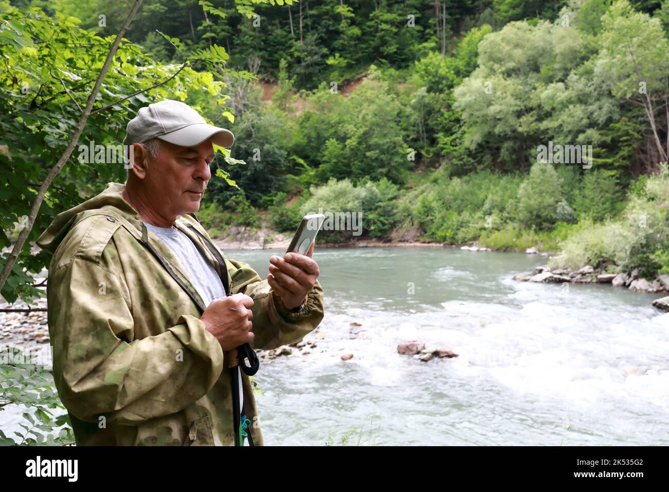 Homme prenant la photo de la rivière Belaya dans la gorge de granit, Adygea Banque D'Images