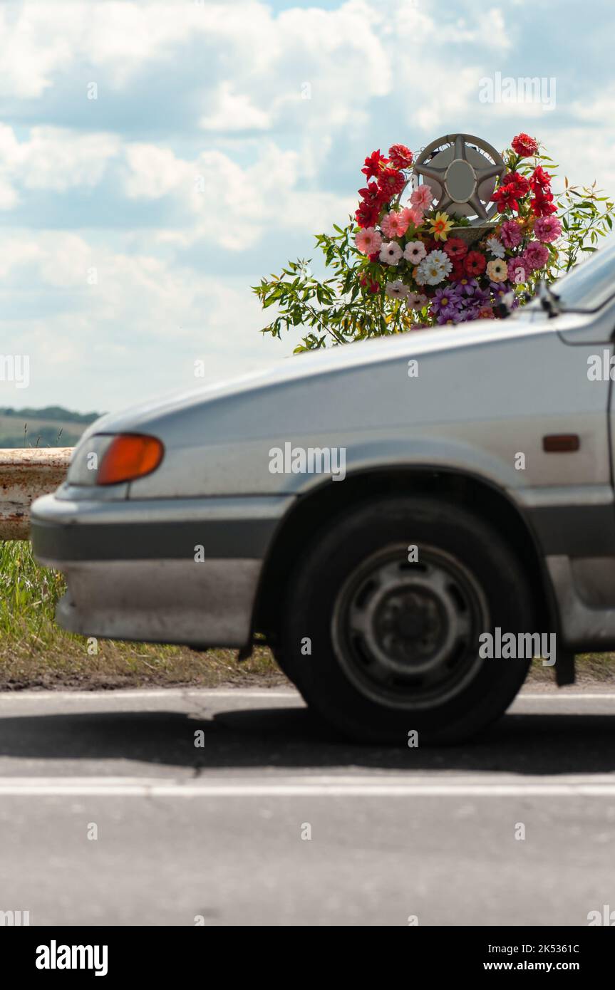 Mémorial Wreath of Flowers pour quelqu'un qui est mort dans un accident de voiture victime d'un accident de la circulation voiture se déplaçant sur la route Banque D'Images