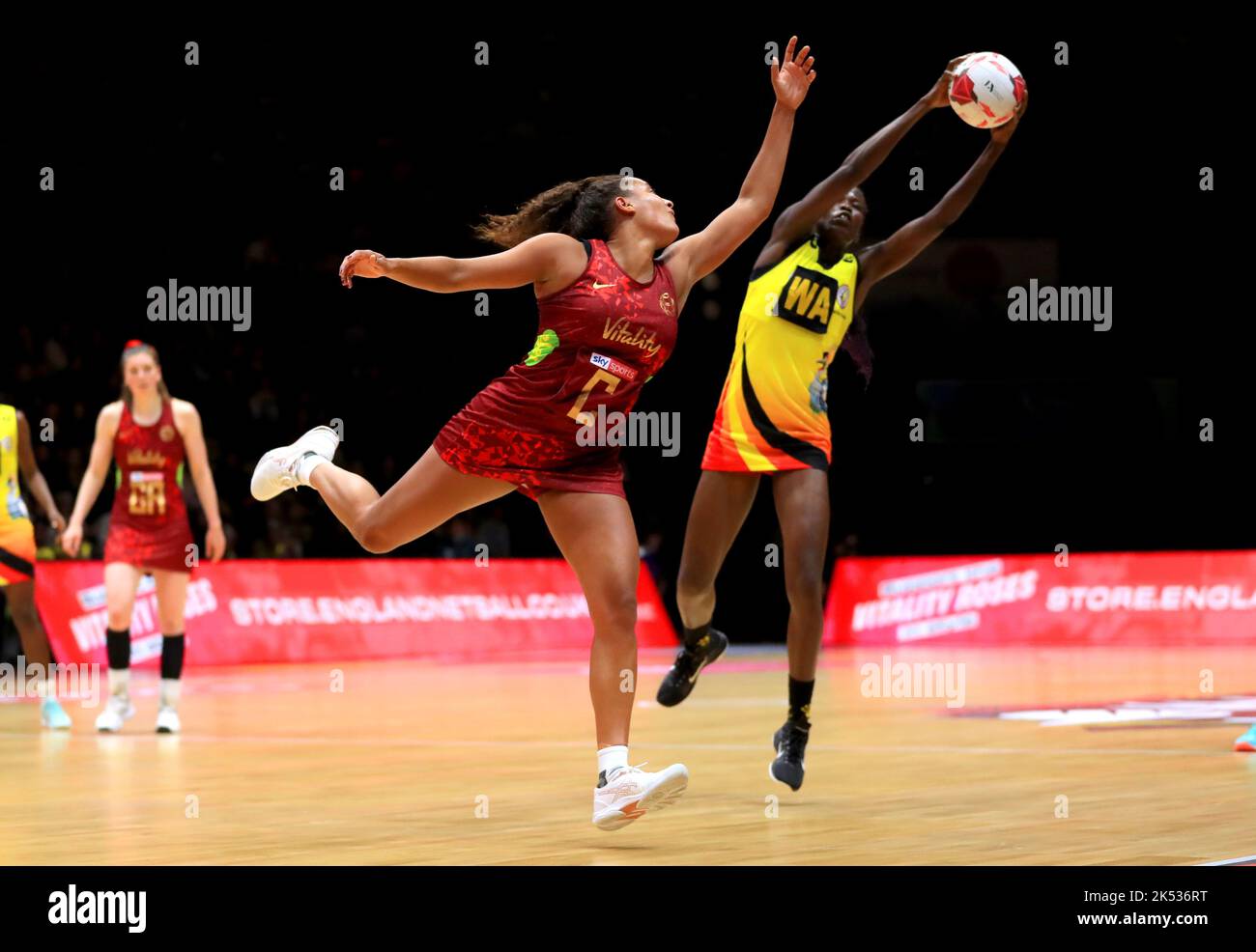 England Vitality Roses's Imogen Allison (à gauche) en action pendant le match de netball Vitality à Motorpoint Arena, Nottingham. Date de la photo: Mercredi 5 octobre 2022. Banque D'Images