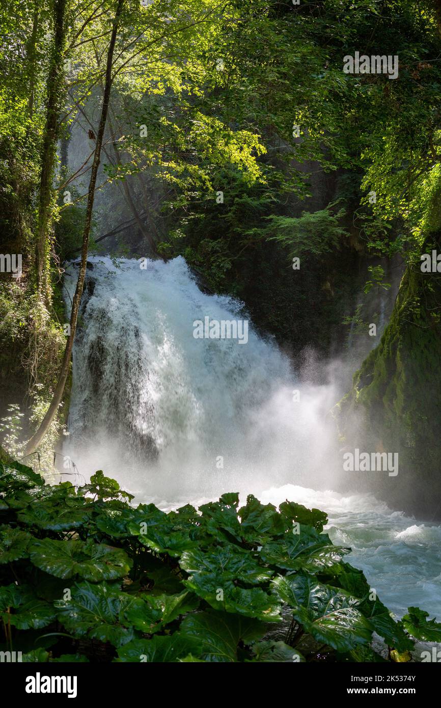 La Cascata delle Marmore (Marmore Falls) est une cascade artificielle créée par les anciens Romains près de Terni en Ombrie, en Italie. Les eaux Banque D'Images