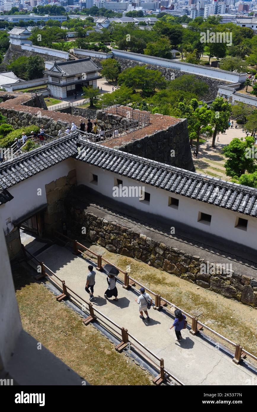 Vue depuis la ville depuis le château Himeji (Himejijō), également connu sous le nom de château White Heron, est le château féodal le mieux préservé du Japon Banque D'Images