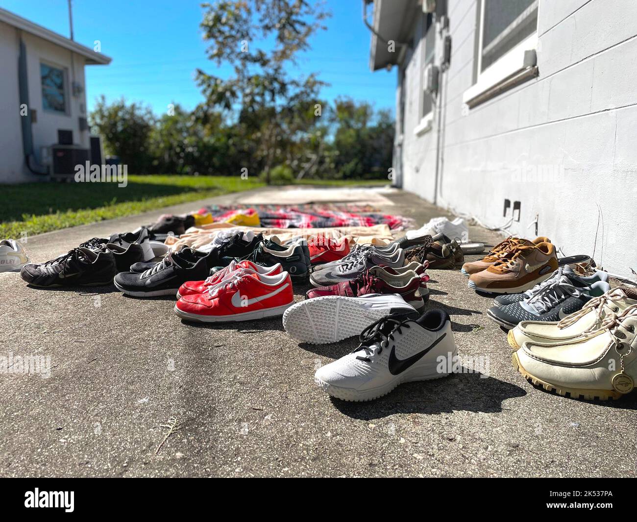 Les chaussures ont été laissées au sec à l'extérieur de la maison de Barbara Fuller, dans le quartier de Naples River Park, le samedi 1 octobre 2022, en Floride. La zone a été submergée par les eaux de crue en raison de l'ouragan Ian. (Photo d'Omar Rodríguez Ortiz/Miami Herald/TNS/Sipa USA) crédit: SIPA USA/Alay Live News Banque D'Images