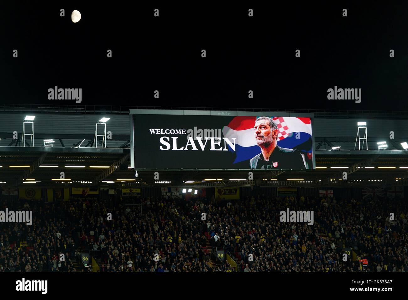 Le grand écran affiche un message de bienvenue pour le nouveau directeur de Watford, Slaven Bilic, avant le match du championnat Sky Bet à Vicarage Road, Watford. Date de la photo: Mercredi 5 octobre 2022. Banque D'Images