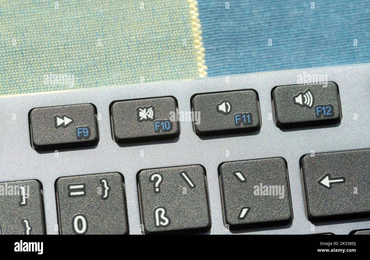 Touche secret, touche de désactivation du son sur un clavier d'ordinateur moderne, vue du dessus, touche secret, détail de gros plan extrême. Mise en sourdine du son, désactivation du son, tranquillité et quii Banque D'Images