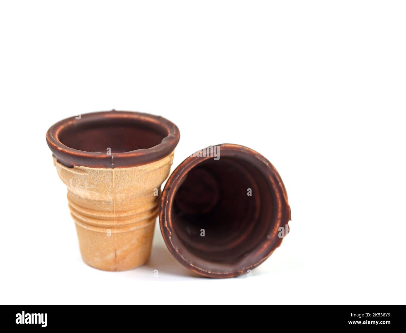 Tasses gaufrées sur fond blanc Banque D'Images