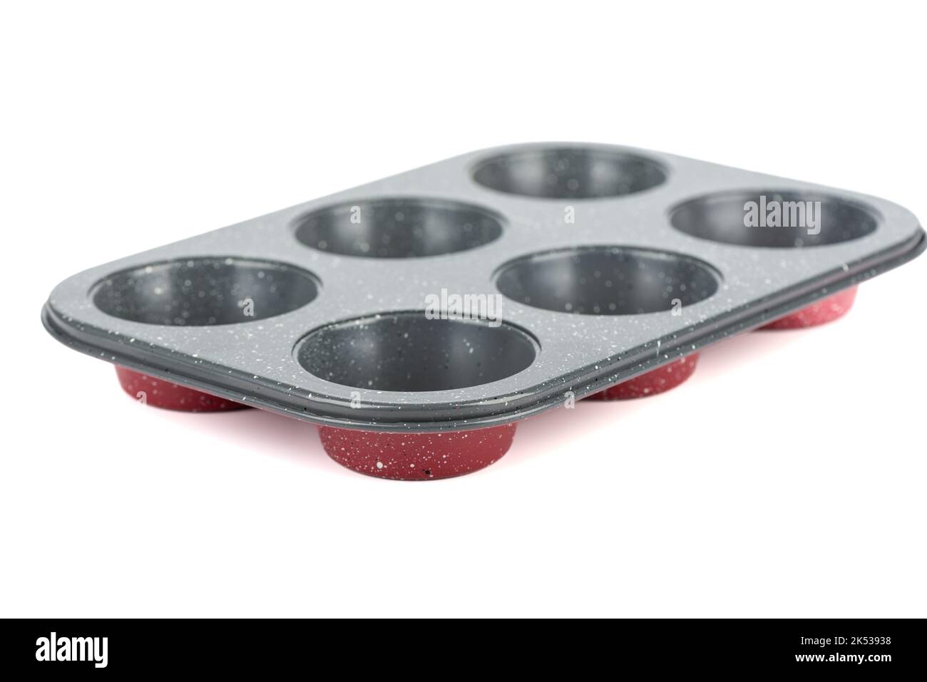 Mise au point douce sur un moule à muffins en métal sur fond blanc. Copier l'espace. Banque D'Images