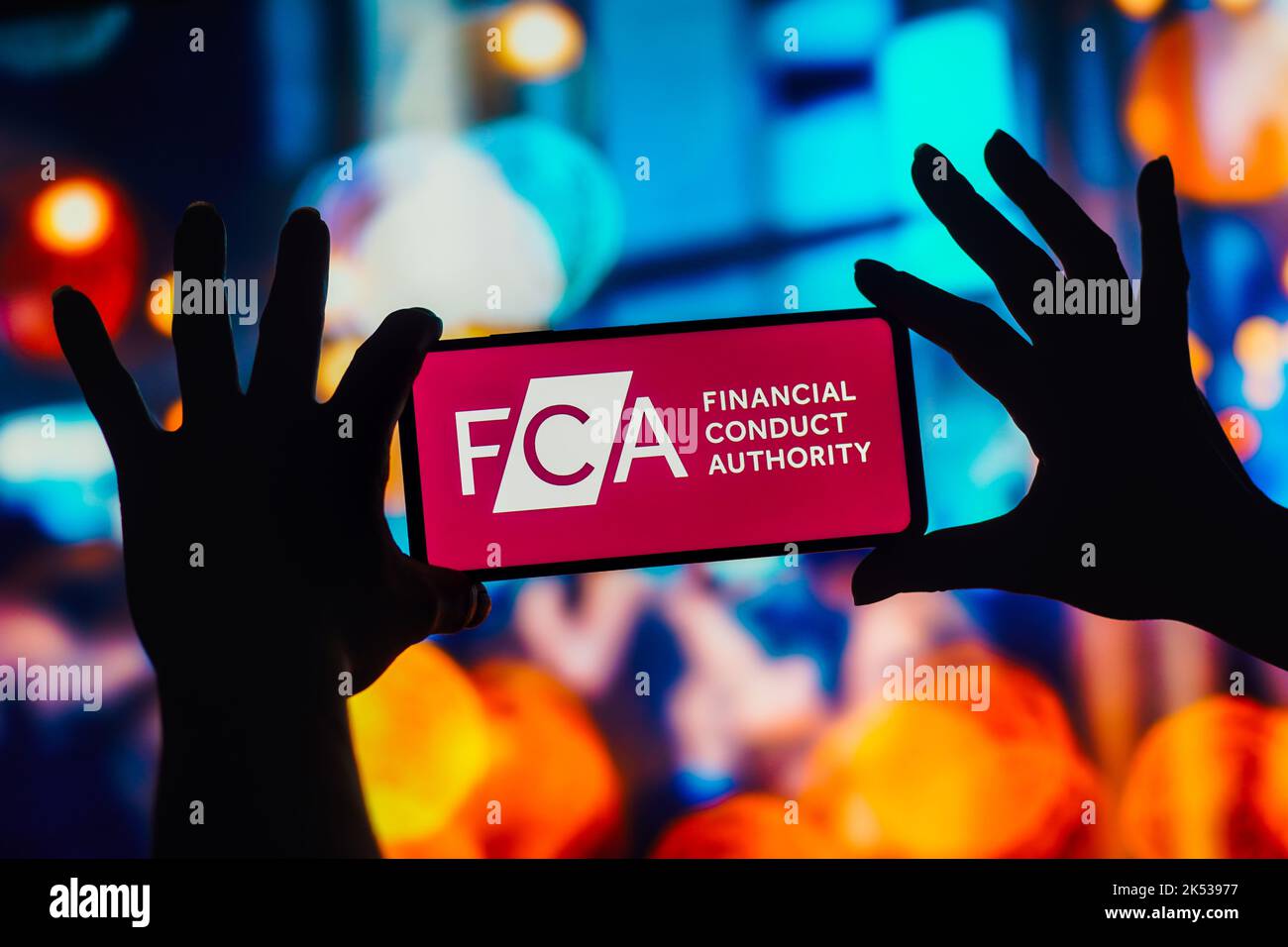 Dans cette illustration, le logo FCA (Financial Conduct Authority) est affiché sur un smartphone. Banque D'Images