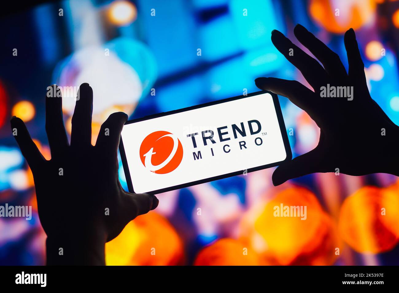 Sur cette illustration, le logo Trend micro s'affiche sur un smartphone. Banque D'Images
