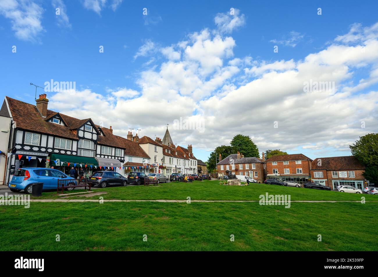 The Green à Westerham, Kent, Royaume-Uni. Cette zone d'herbe est dans le centre historique de la ville. Une statue de Winston Churchill est sur le Vert. Banque D'Images