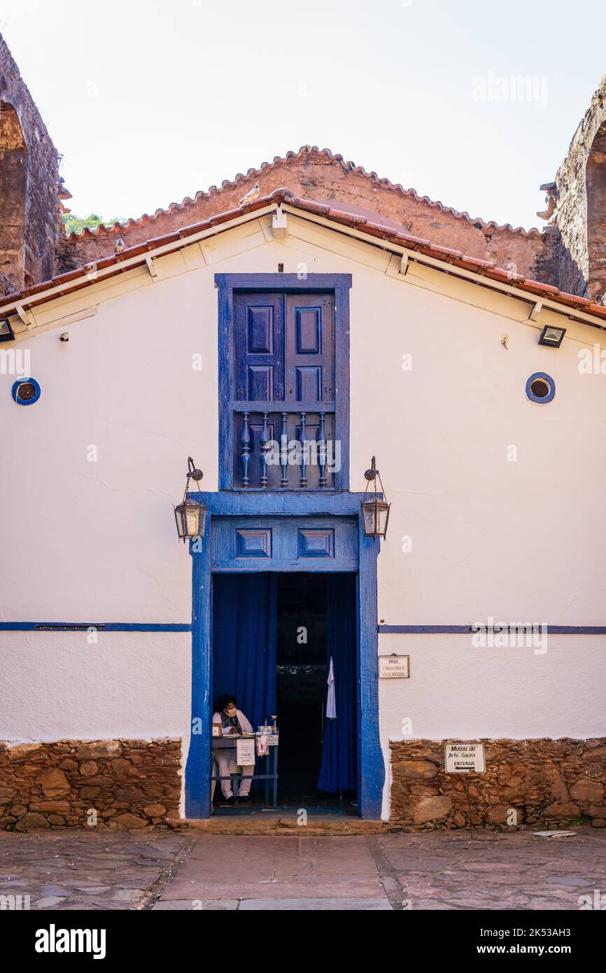 Entrée à l'Igreja de Nossa Senhora do Rosário dos Pretos da Barra à Sabará, Minas Gerais, Brésil. Banque D'Images