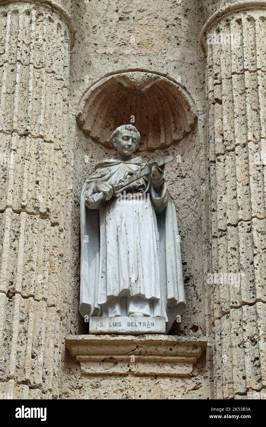 Statue espagnole de Saint Louis Bertrand sur le portail de la basilique Santa Catalina de Alejandria à Cartagena Banque D'Images