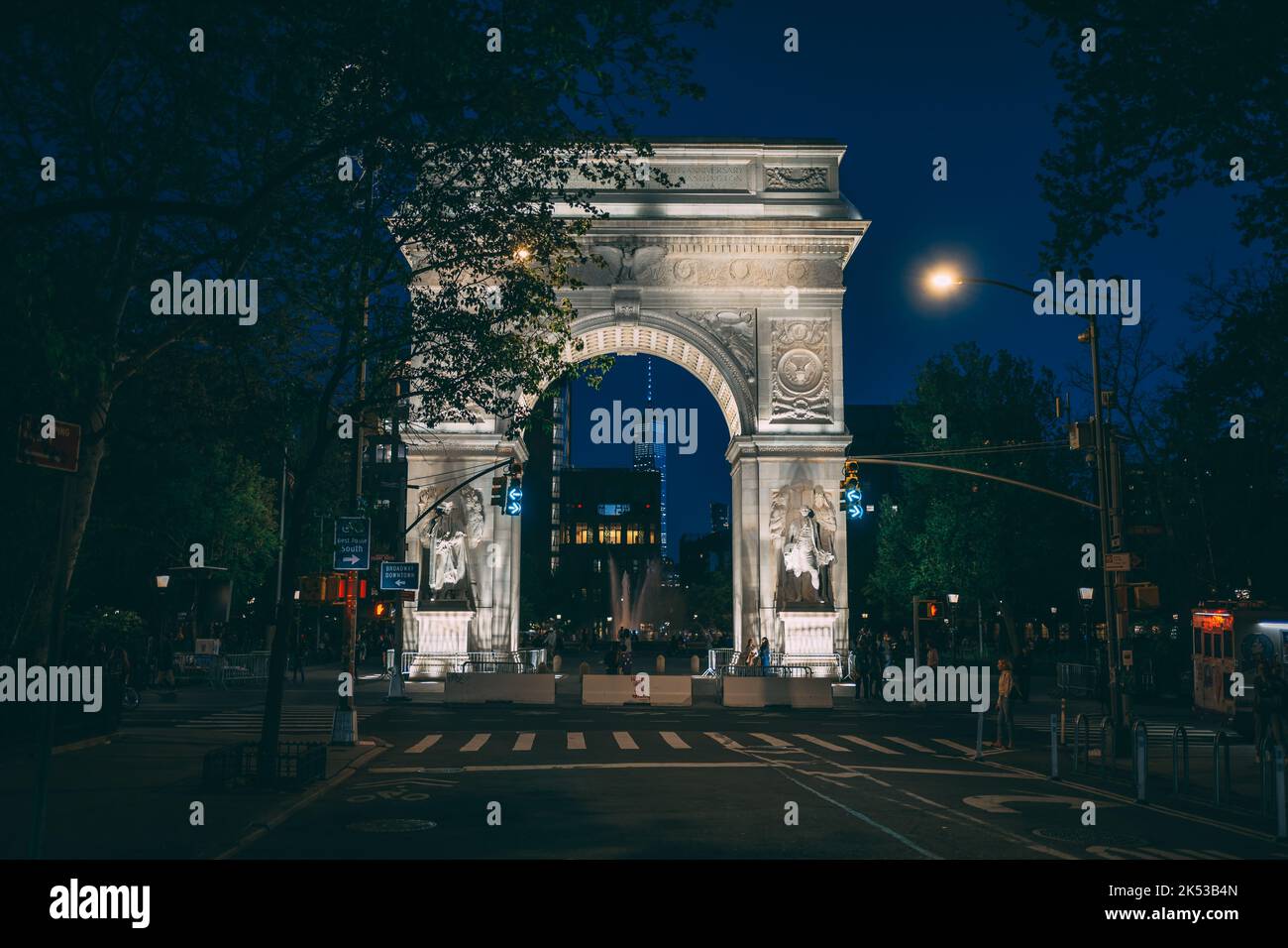 Washington Square Arch la nuit, Manhattan, New York Banque D'Images