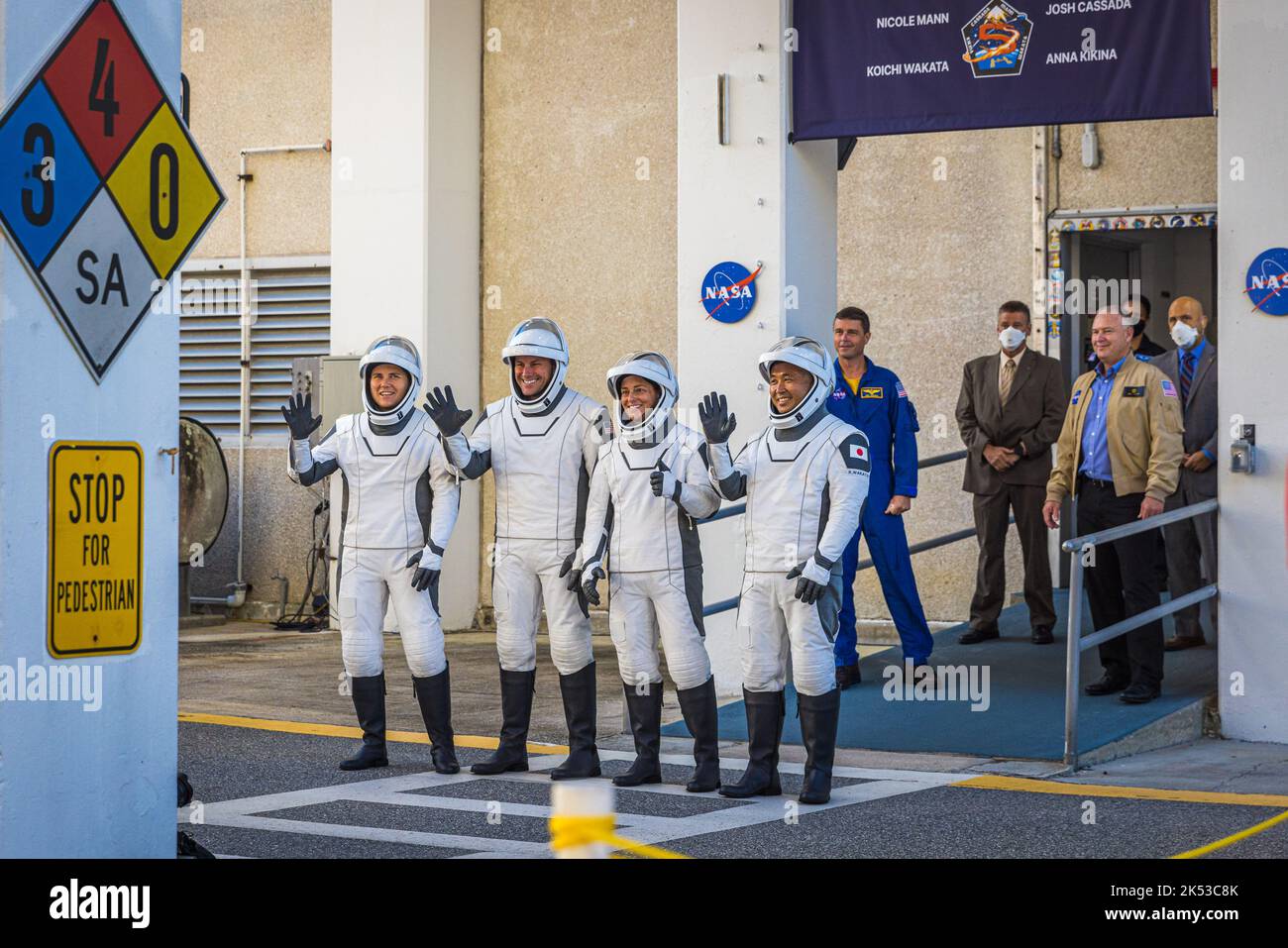ÉTATS-UNIS. 05th octobre 2022. La cosmonaute russe Anna Kikina, l'astronaute de la NASA Josh Cassada, l'astronaute de la NASA Nicole Mann et l'astronaute japonais Koichi Wakata se sont emparés devant les invités avant le lancement de la mission SpaceX Crew-5 au Kennedy Space Center en Floride, à 5 octobre 2022. Connue sous le nom de Crew-5, la mission de la NASA amènera le groupe à l'ISS pour un séjour de six mois en orbite. (Photo par Alex Perez/AGPfoto/Sipa USA) crédit: SIPA USA/Alay Live News Banque D'Images