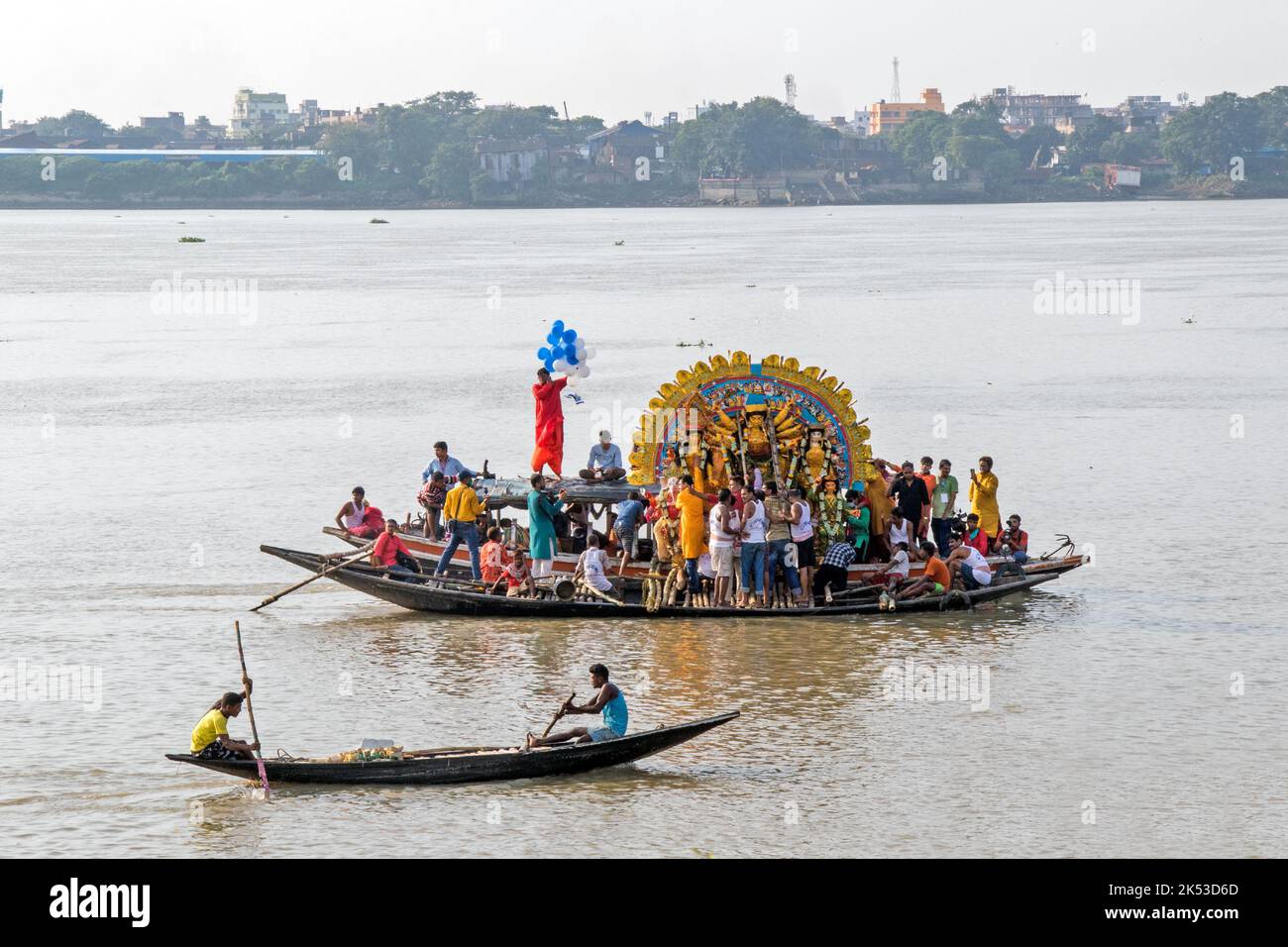 Les préparatifs pour l'immersion de l'idole Durga de Shobhabazar Rajbari à Kolkata sont en cours à Ganga Ghat. Banque D'Images