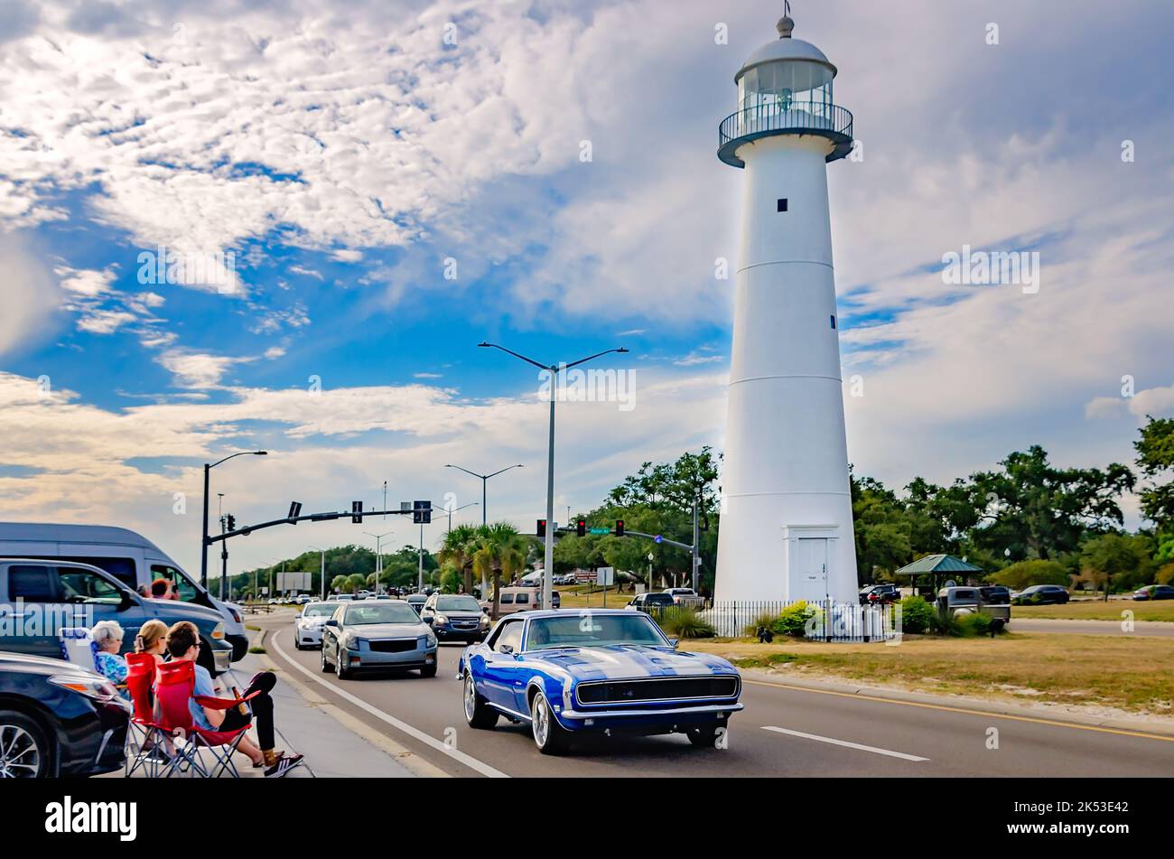 Une voiture d’époque passe devant le phare Biloxi lors du festival annuel de voitures anciennes Cruisi’ the Coast 26th, le 4 octobre 2022, à Biloxi, Mississippi. Banque D'Images