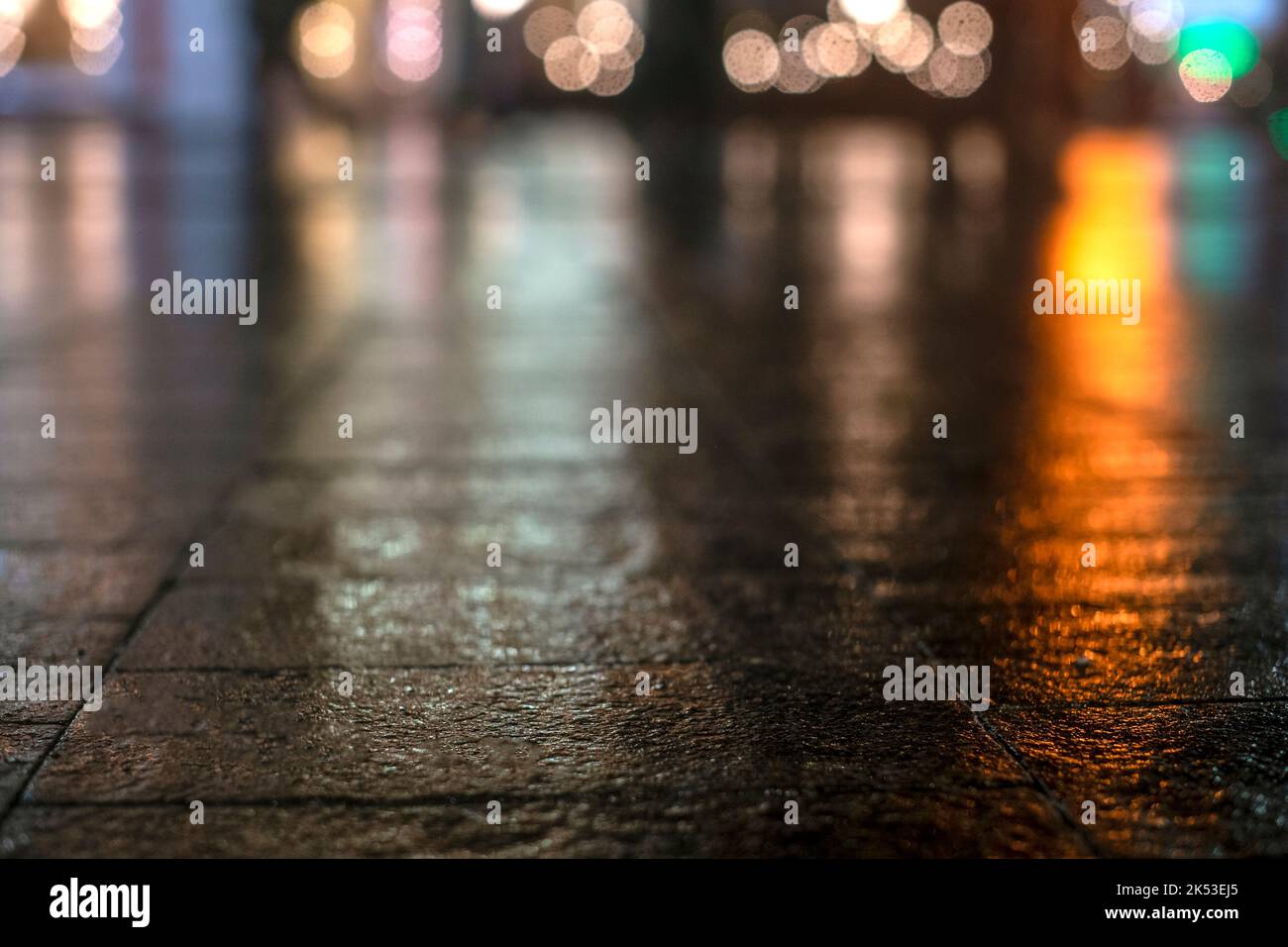 Paysage urbain nocturne, lumières colorées reflétées dans l'asphalte humide à l'automne. Les lumières d'une nuit de pluie dans la ville d'automne de disfocus et de bokeh. Néon Banque D'Images