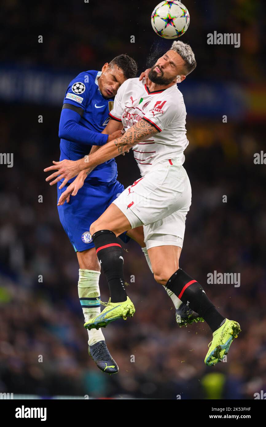 05 Oct 2022 - Chelsea v AC Milan - UEFA Champions League - Groupe E - Stamford Bridge Thiago Silva de Chelsea combat avec Olivier Giroud lors du match de l'UEFA Champions League Group E à Stamford Bridge, Londres. Image : Mark pain / Alamy Live News Banque D'Images