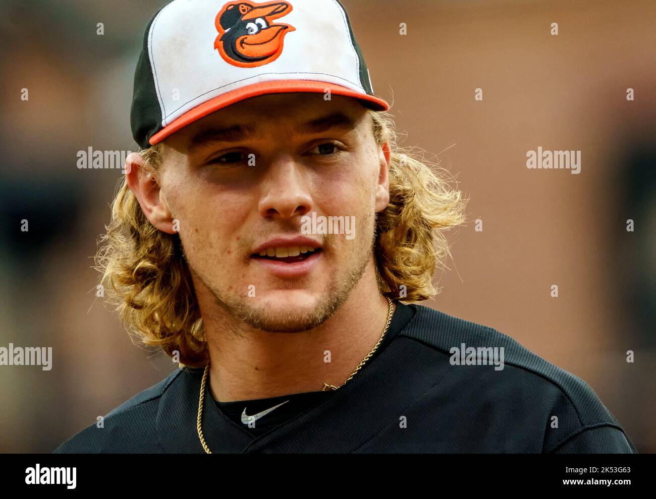 Baltimore, États-Unis. 05th octobre 2022. BALTIMORE, MD - OCTOBRE 05: Baltimore Orioles deuxième baseman Gunnar Henderson (2) à la fin des gains pendant la première partie d'un jeu MLB à double tête entre les Baltimore Orioles et les Toronto Blue Jays, sur 05 octobre 2022, au parc Orioles à Camden yards, à Baltimore, Maryland. (Photo de Tony Quinn/SipaUSA) crédit: SIPA USA/Alay Live News Banque D'Images