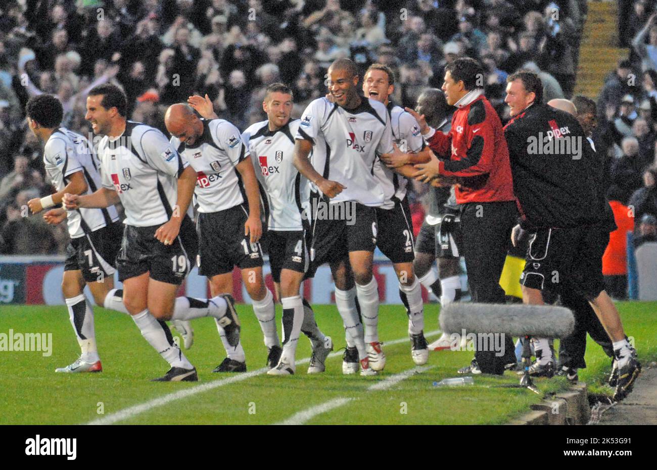 Portsmouth v Fulham Chris Coleman félicite Zat Knight après avoir pris pour Fulham pic par MIKE WALKER 2006 Banque D'Images