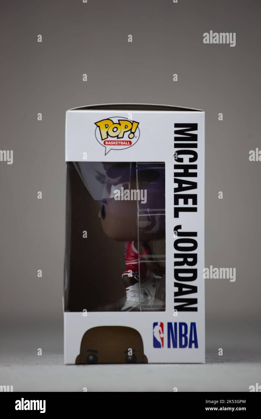 Un cliché vertical de la Funko Pop Michael Jordan Vinyl Figure sur fond clair Banque D'Images