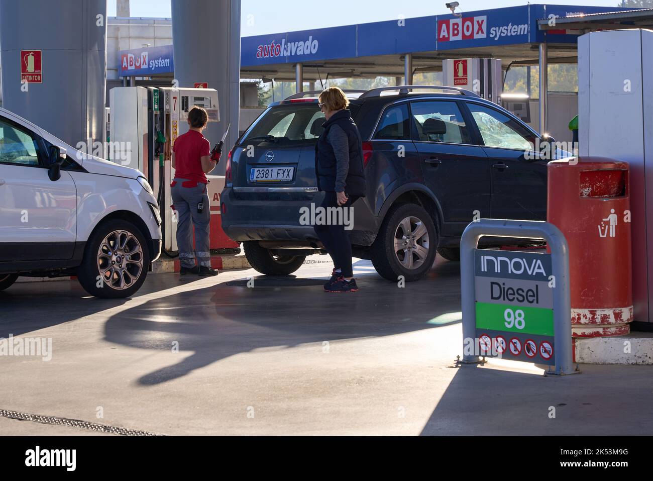 PAMPELUNE, ESPAGNE octobre 04 2022, les gens se remplissant de la grande augmentation des prix dans une station-service de la société Avia Banque D'Images