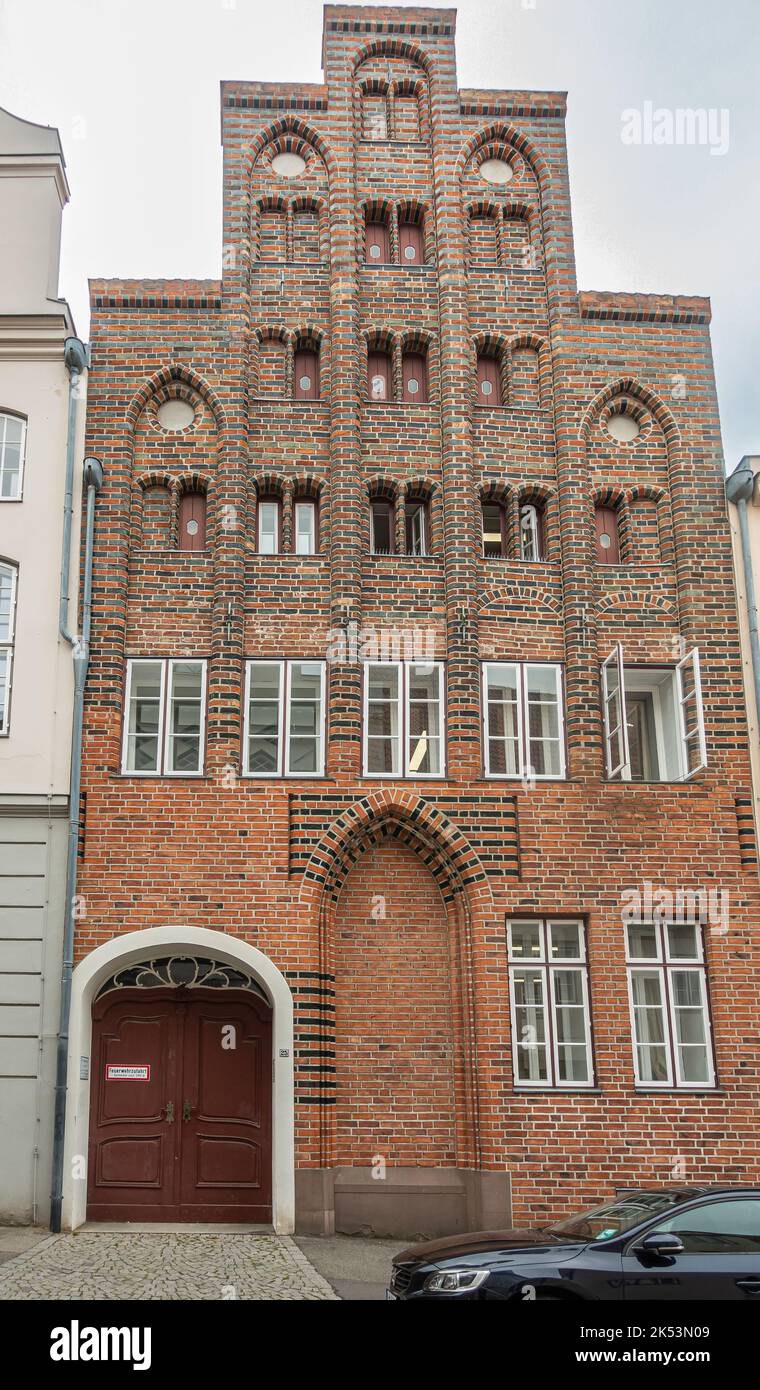 Allemagne, Lübeck - 13 juillet 2022: Façade STEP sur le bâtiment historique de caserne de pompiers en briques rouges et noires à la Grose Petersgrube, rue, Banque D'Images