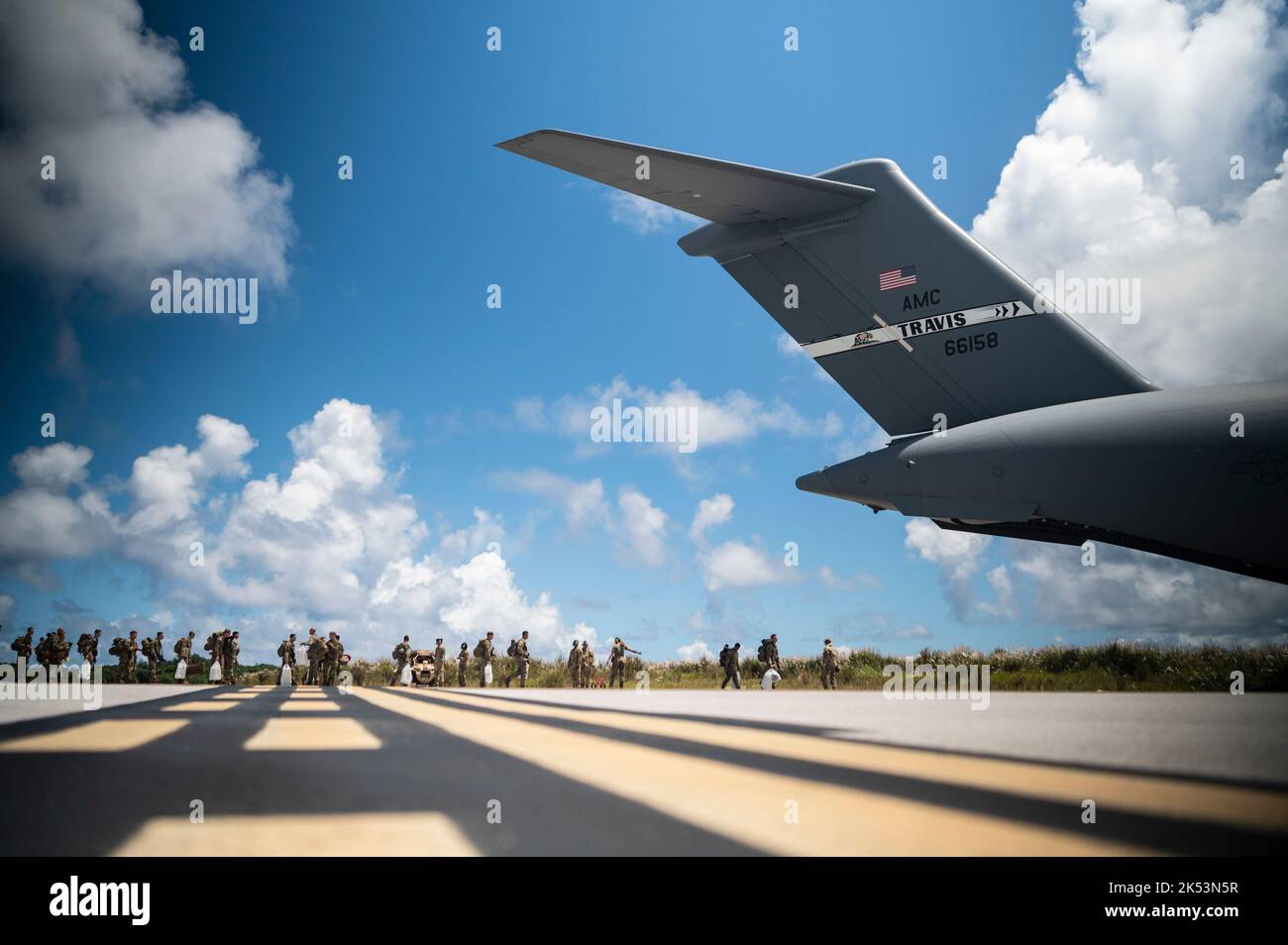 Des soldats américains de la 25th Infantry Division, Wheeler Army Airfield, Hawaii, embarquèrent à bord d'un C-17 Globemaster III lors de l'exercice Golden Bee à Northwest Field, Guam, le 28 septembre 2022. L'exercice Golden Bee est un exercice de préparation conjoint conçu pour fournir une intégration de la formation et répéter les objectifs stratégiques et opérationnels dans la zone de responsabilité Indo-Pacific. (É.-U. Photo de la Force aérienne par le premier Airman Karla Parra) Banque D'Images