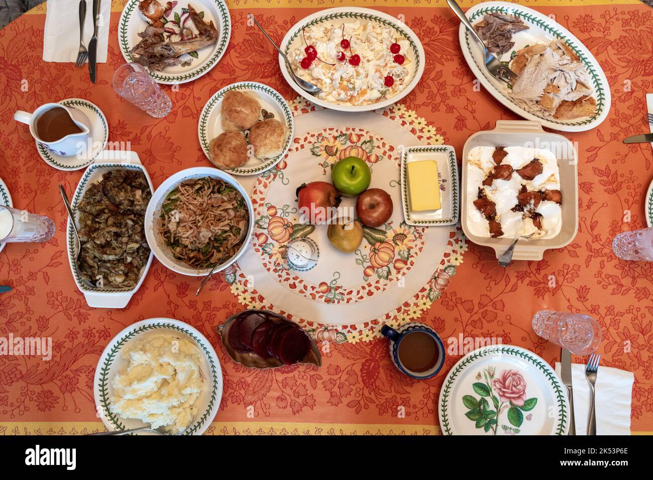 Vue de haut en bas de la table de Thanksgiving avec de nombreux plats différents Banque D'Images