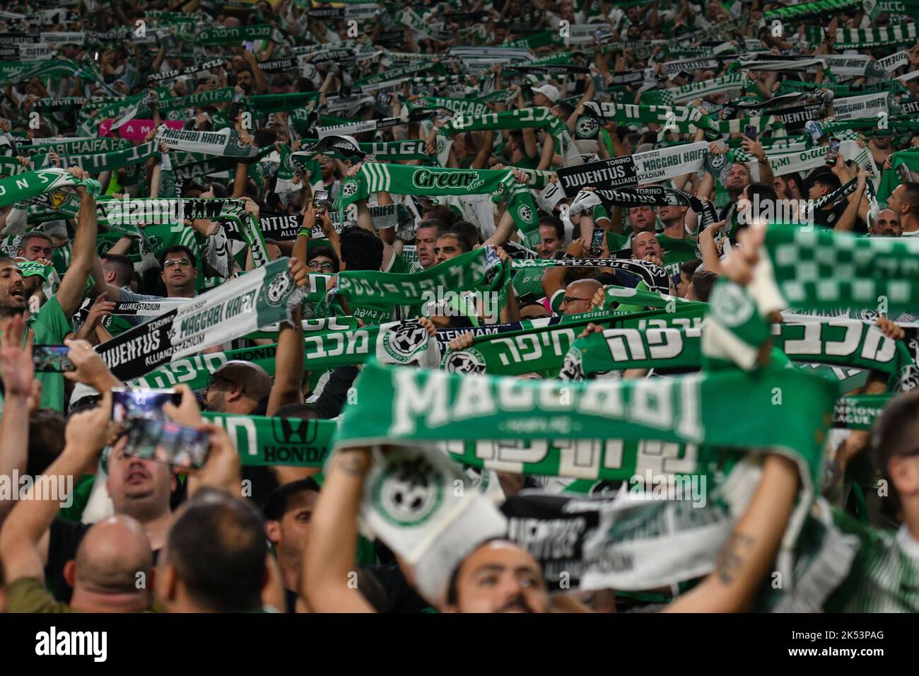 Les supporters du FC Maccabi Haifa lors de l'étape du groupe de la Ligue des champions de l'UEFA 2022/23 - rencontre du groupe H entre le FC Juventus et le FC Maccabi Haïfa au stade Allianz de 05 octobre 2022 à Turin, en Italie Banque D'Images