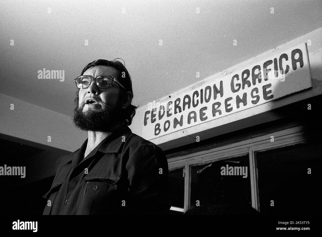 Julio Cortazar, écrivain argentin de fiction, à la Federacion Grafica Bonaerense (un syndicat d'imprimeurs), après l'élection de Hector J. Campora comme président de l'Argentine, Buenos Aires, mars 1973 Banque D'Images