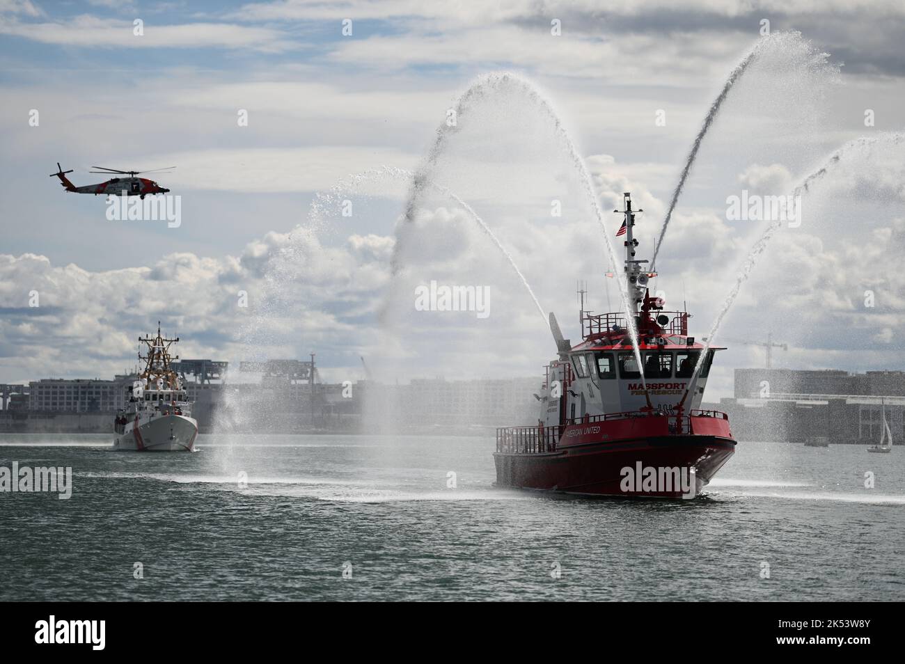 Le service des incendies de Boston rend hommage à l'eau pour le garde-côte William Chadwick (WPC-1150) lors de son passage dans le port de Boston en route vers la base des gardes-côtes Boston à Boston, Massachusetts, le 29 septembre 2022. Le William Chadwick est un dispositif de coupe à réponse rapide (FRC) de classe sentinelle conçu pour de multiples missions, y compris l'interdiction des drogues et des migrants, les ports, les voies navigables et la sécurité côtière, les patrouilles de pêche, la recherche et le sauvetage et la défense nationale. (É.-U. Garde côtière photo par Petty Officer 2nd classe Ryan L. Noel) Banque D'Images