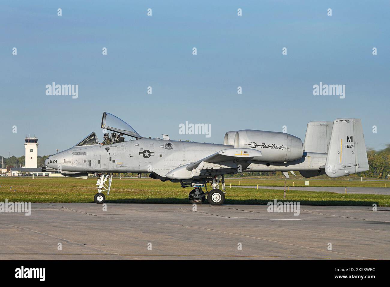 Le major Jason Holm, pilote A-10 Thunderbolt II du 107th Fighter Squadron, taxi vers la piste pendant les opérations d'entraînement de routine à la base de la Garde nationale Selfridge Air, Michigan, le 5 octobre 2022. Les pilotes de l'escadre 127th effectuent des opérations de vol régulières pour la garde nationale de l'air du Michigan, en offrant une formation sur le terrain et en s'assurant que le temps de vol est effectué de façon uniforme selon les normes requises. (É.-U. Photo de la Garde nationale aérienne par Terry L. Atwell) Banque D'Images