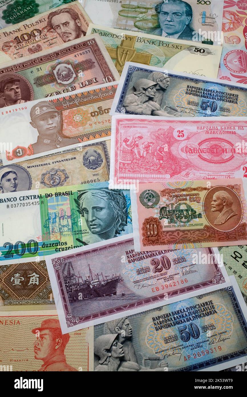 Assortiment de billets de banque en devises étrangères. Banque D'Images