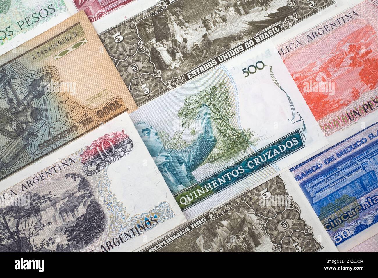 Assortiment de billets de banque en devises étrangères. Banque D'Images