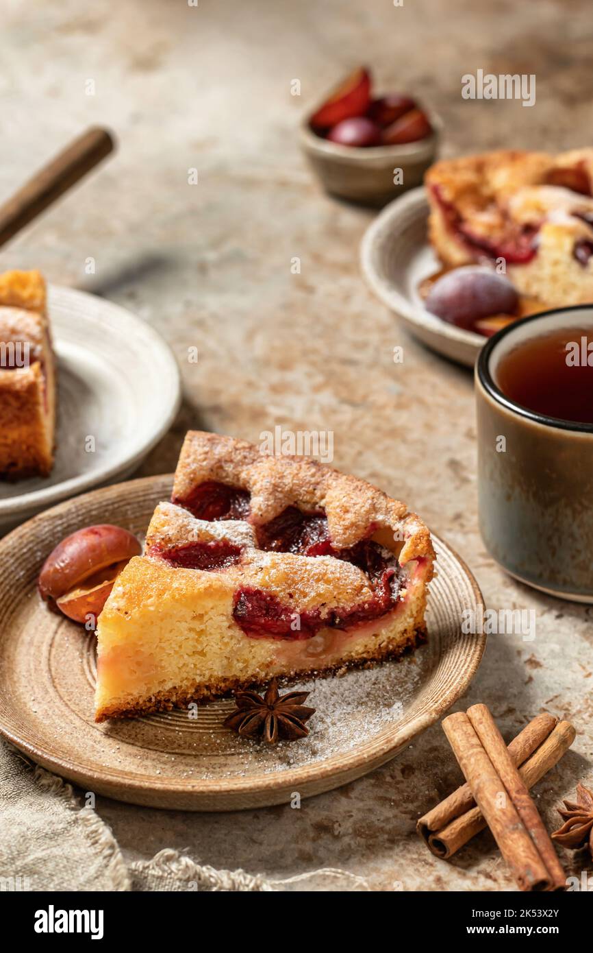 Tarte aux prunes ou célèbre prune Torte du New York Times avec épices et thé sur fond texturé, recette de style rustique Banque D'Images