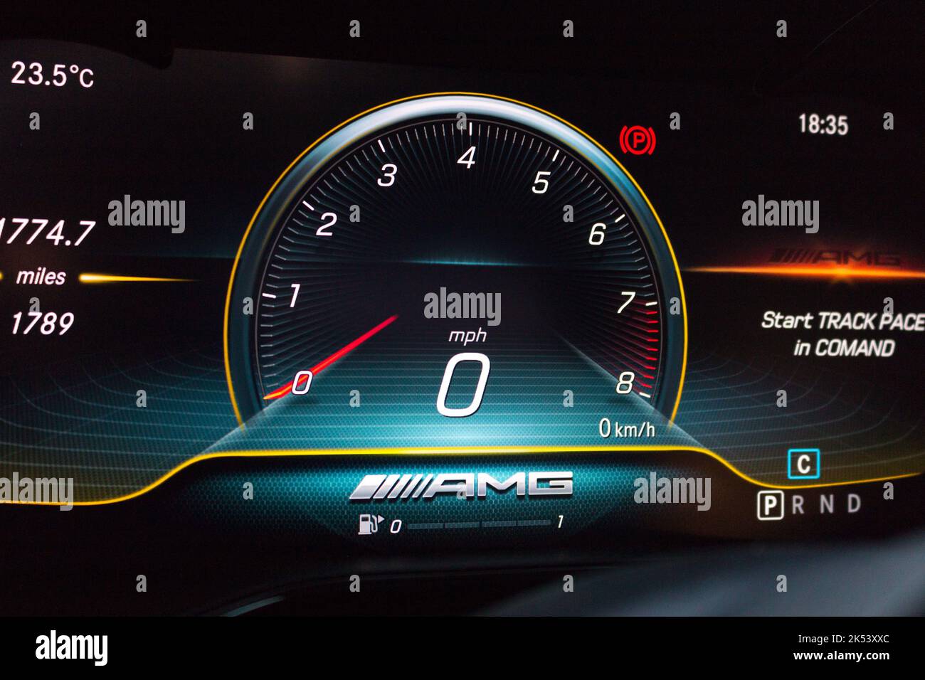 Une Mercedes Benz AMG GTR PRO 2021 avec logo AMG de tableau de bord numérique ensemble de pistes