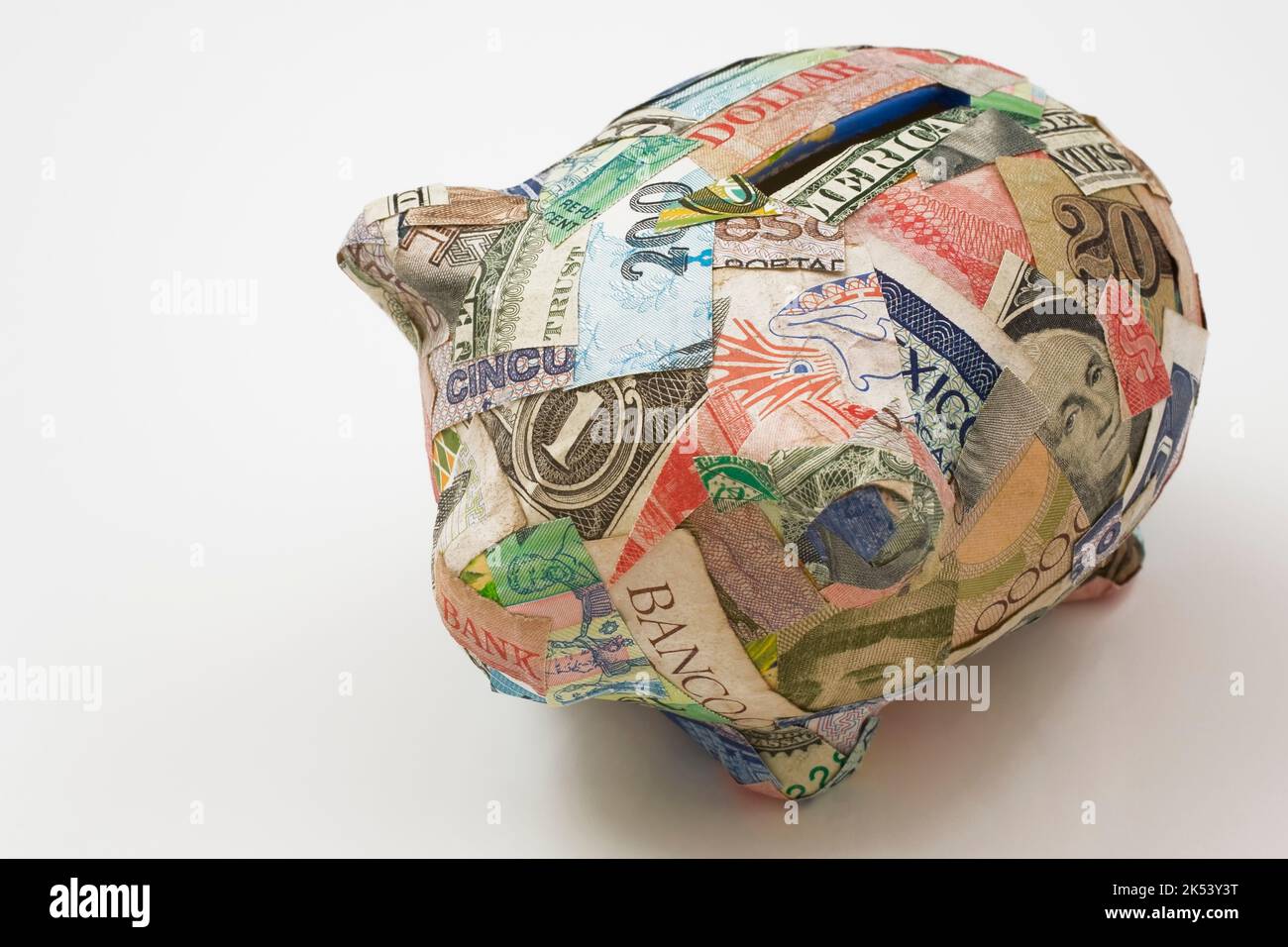 Tirelire couverte de billets de banque en devises étrangères. Banque D'Images
