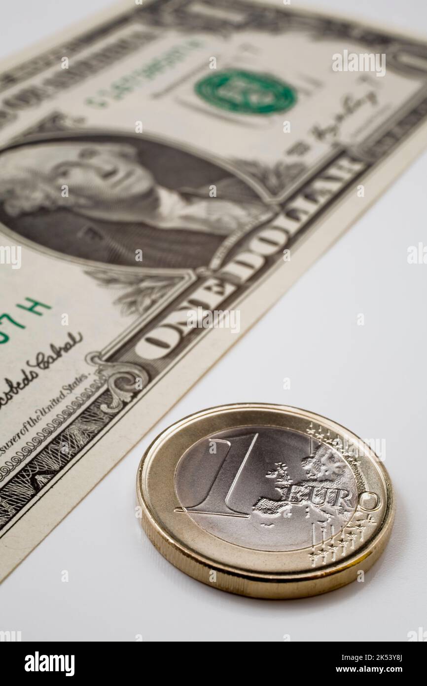 Une pièce d'euro à côté d'une facture d'un dollar américain. Banque D'Images