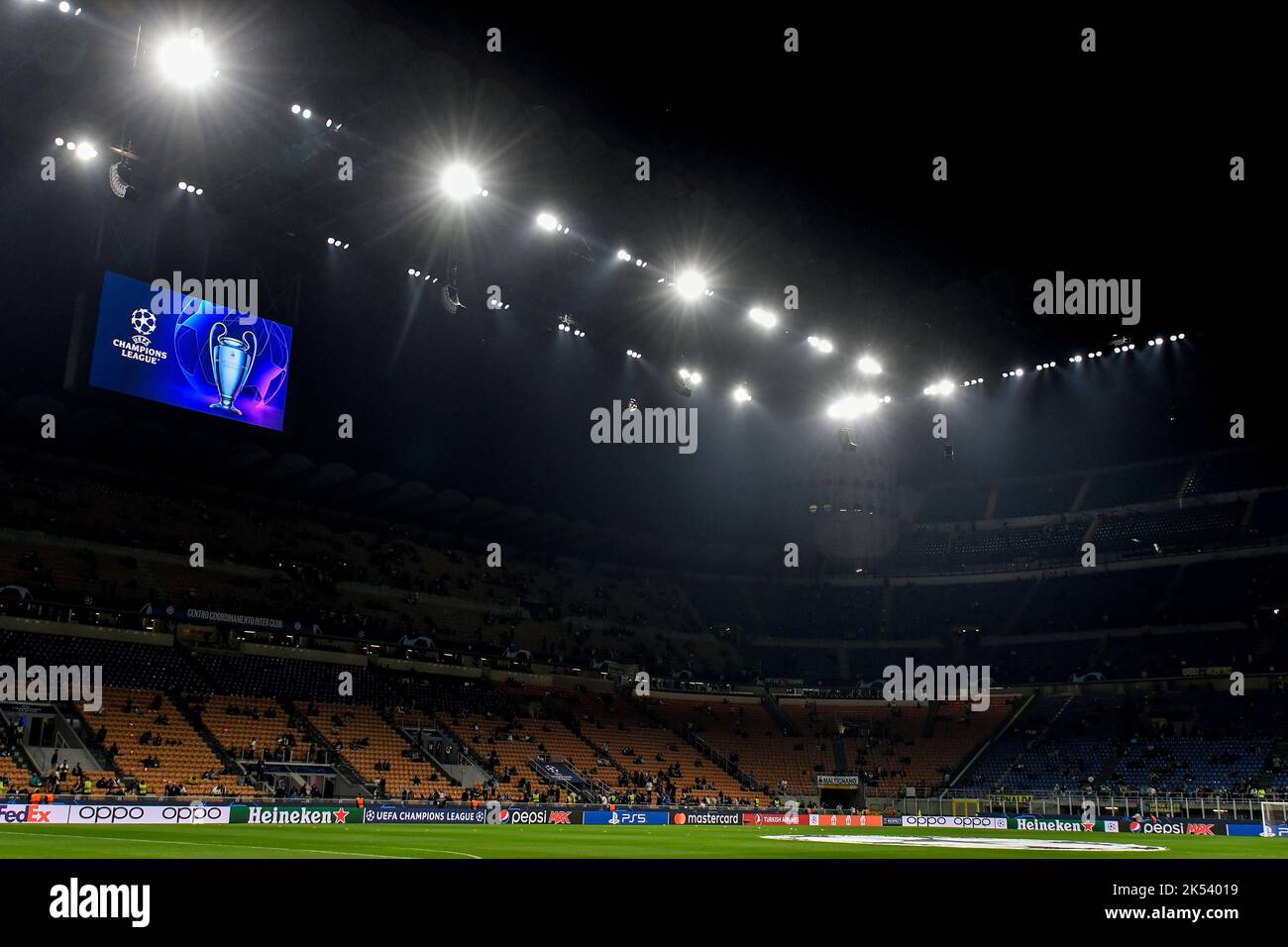 Le logo et le trophée de la ligue des champions apparaissent sur l'écran lors du match de football du groupe C de la Ligue des champions entre le FC Internazionale et le FCB Barcelone Banque D'Images