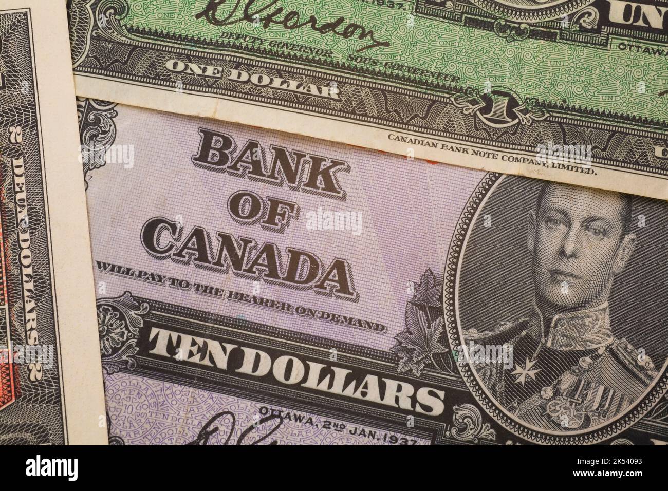 Gros plan des vieux billets de banque canadiens de 1, 2 et 10 dollars. Banque D'Images