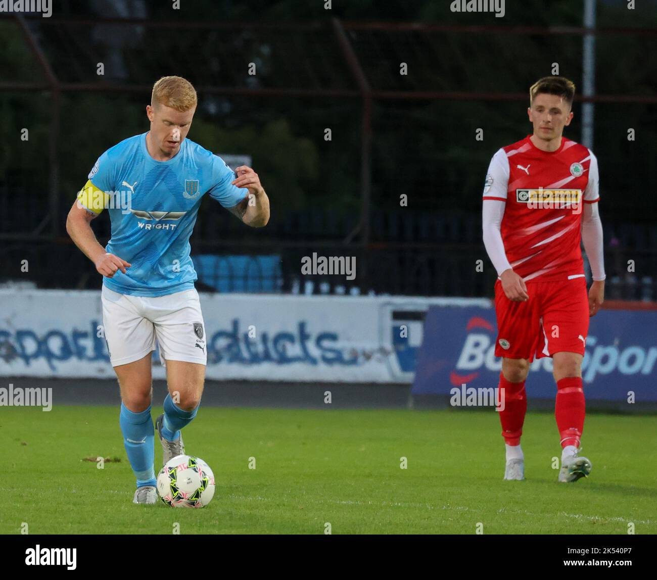 Ballymena Showgrounds, Ballymena, Comté d'Antrim, Irlande du Nord, Royaume-Uni. 23 août 2022. Danske Bank Premiership – Ballymena United 1 Cliftonville 2. Joshua Kelly (8), joueur Uni de Ballymena, en action pendant le match de la Danske Bank Irish League. Banque D'Images