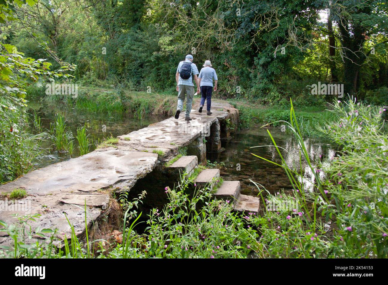 Keble's clapper Bridge on the River Leach, Eastleach Martin, nr Cirencester, Cotswolds, Gloucestershire, Angleterre Banque D'Images